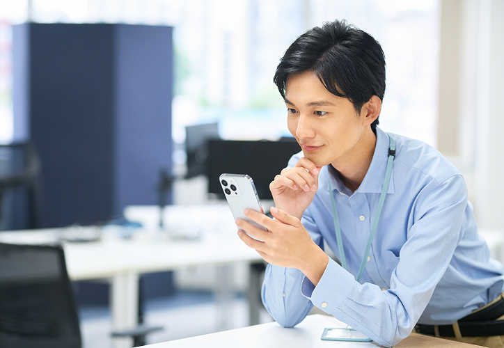 スマホでオンライン就職相談をする様子